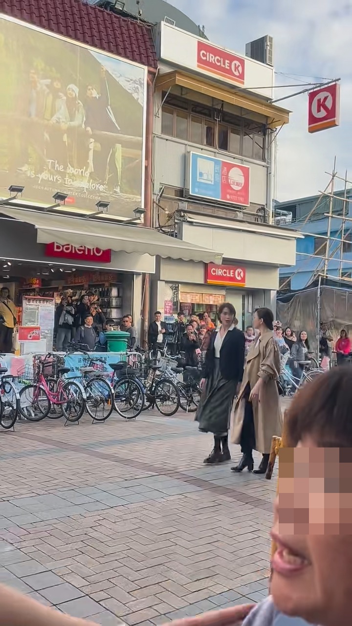 上传影片的网民旁边有位中年女士,与一把男声对话。 上传影片的网民旁边有位中年女士,与一把男声对话。