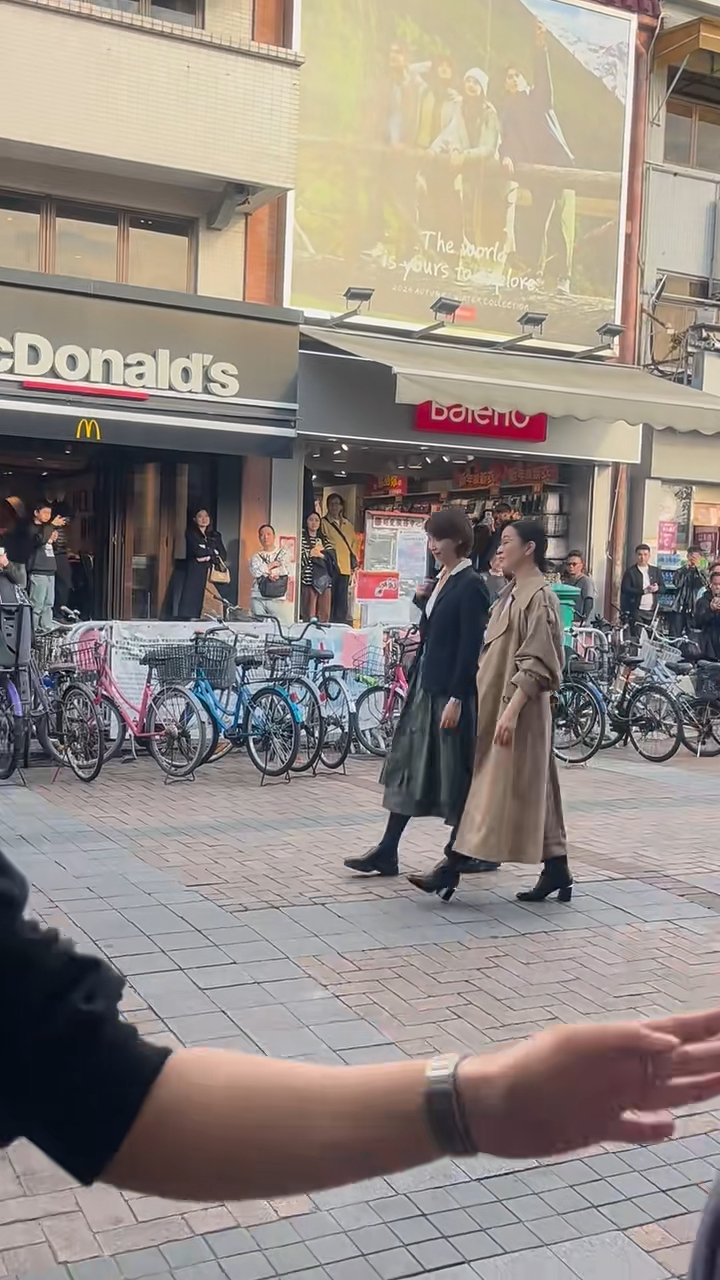 疑似工作人员不停道歉,但仍难平息女士的怒气。 疑似工作人员不停道歉,但仍难平息女士的怒气。