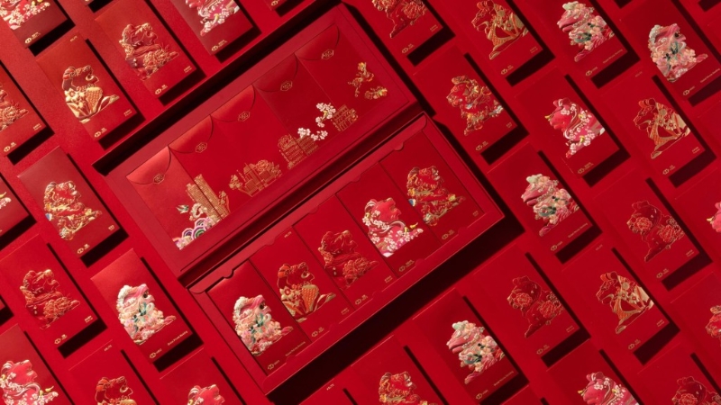 汇丰特制160周年利是封，特别之处是利是封背面印有中环皇后大道中一号历代总行大厦的剪影。