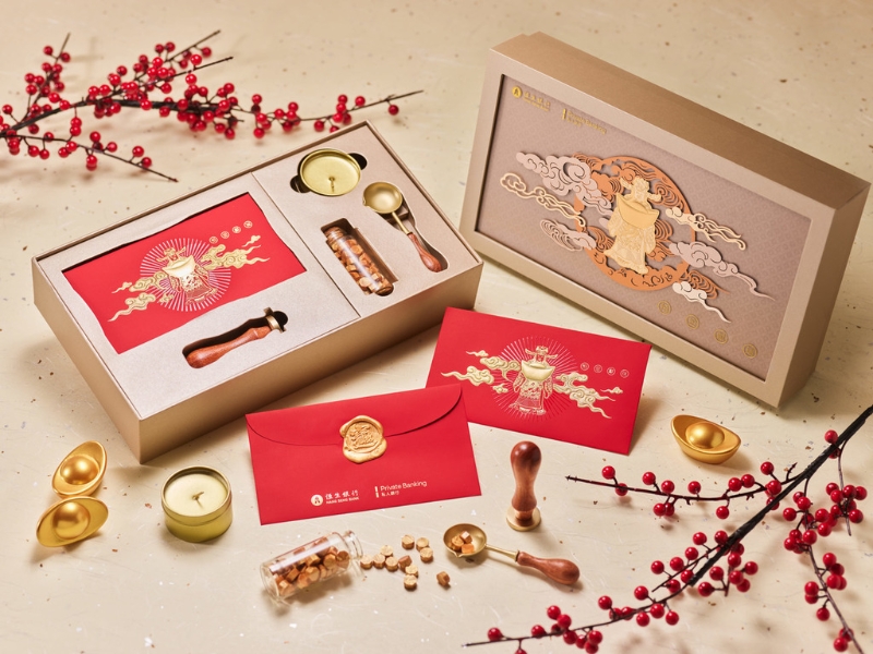 恒生银行延续其传统财神设计，今年共推出4款，更为私人银行贵宾准备了限量版火漆印章礼盒。
