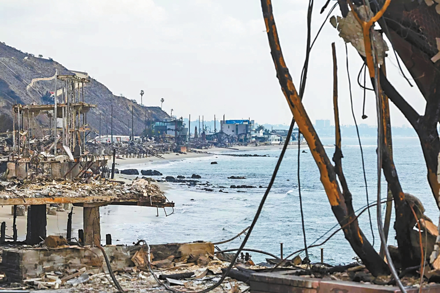 帕利塞兹大火摧毁了马里布的海滨房屋