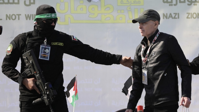 哈马斯为人质办“放人仪式”,基斯‧西格尔(Keith Siegel)走上舞台。 路透社 哈马斯为人质办“放人仪式”,基斯‧西格尔(Keith Siegel)走上舞台。 路透社