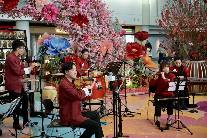 机场接机大堂特别安排“新春乐韵：中乐演奏”表演，吸引不少市民和游客驻足围观欣赏。