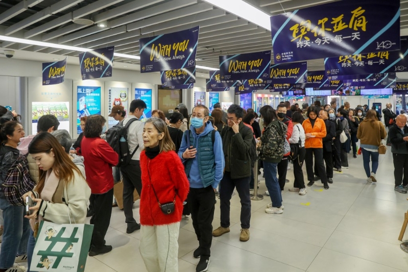 人人都想发横财，投注站常挤满人龙。