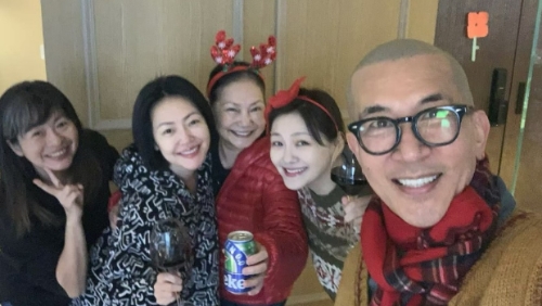 小S早前分享新相，趁平安夜与妈妈黄春梅、大家姐徐熙娴、二家姐大S、大S老公具俊晔欢度佳节。