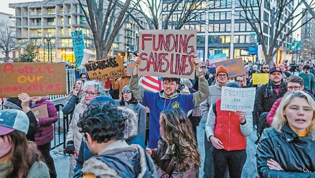 反对的民众在靠近华盛顿白宫上街抗议 反对的民众在靠近华盛顿白宫上街抗议