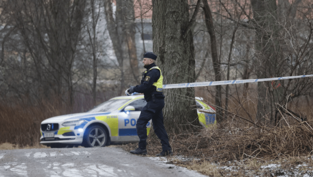 警方于现场调查。 警方于现场调查。