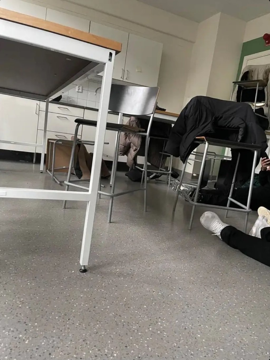 网传学生用杂物挡住课室门的情况。 网传学生用杂物挡住课室门的情况。