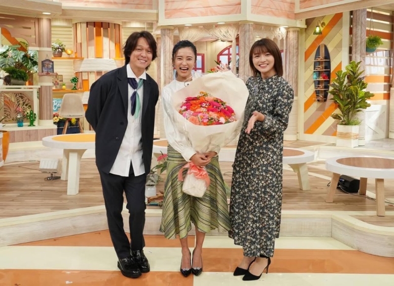 小岛瑠璃子亦出现于电视节目。 小岛瑠璃子亦出现于电视节目。