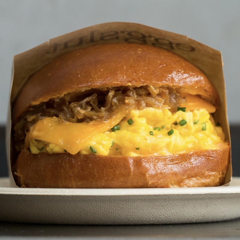 凭其招牌“半熟嫩滑蛋汉堡”吸引大量粉丝。