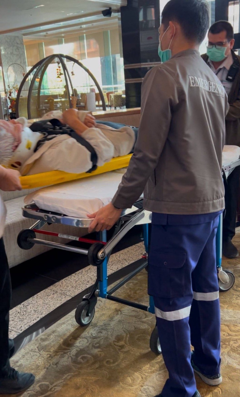 有指网传薛蛮子卧担架的照片为旧相。