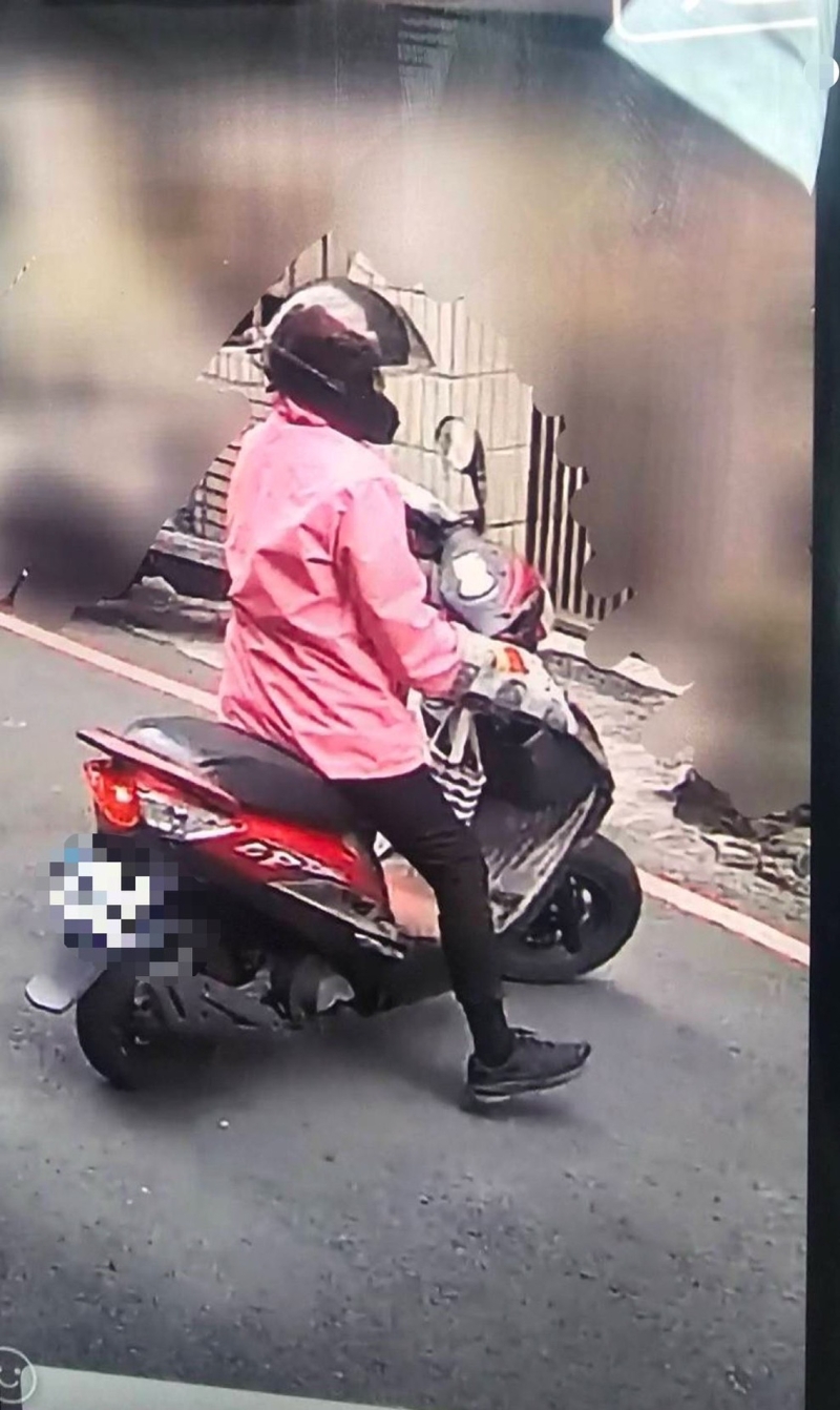 老妇常骑电单车外出。 老妇常骑电单车外出。