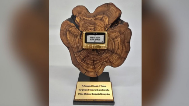 内塔尼亚胡向特朗普赠送黄金传呼机 内塔尼亚胡向特朗普赠送黄金传呼机