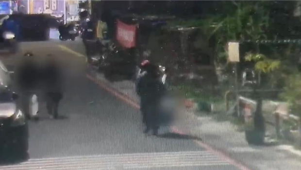 张妇进到张嫌住处后就消失，监视器拍下张嫌出入并手提袋外出，疑似要丢弃。