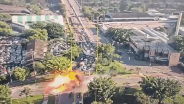 飞机着地后爆炸。 飞机着地后爆炸。