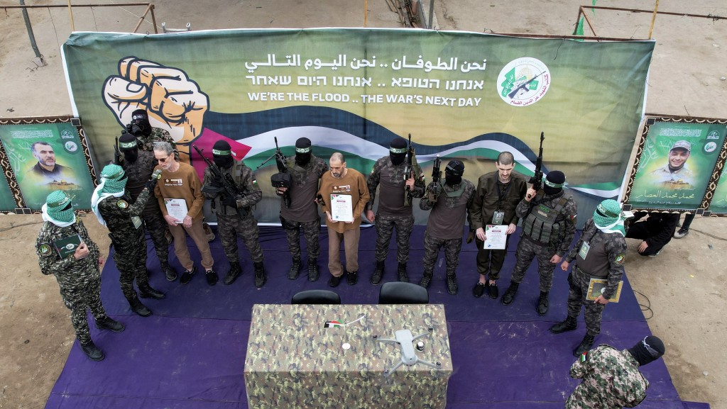 哈马斯释放人质时都会让他们站到台上示众,以总统斥构成“危害人类罪”。 哈马斯释放人质时都会让他们站到台上示众,以总统斥构成“危害人类罪”。