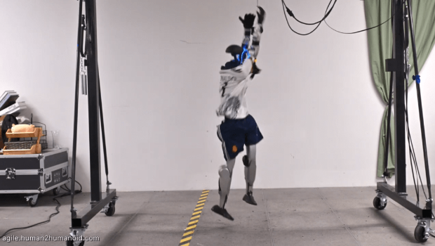 机械人模仿知名球星动作。 机械人模仿知名球星动作。