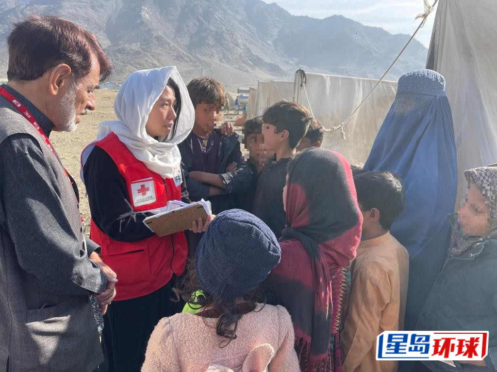 2023年,方芷嬣到访阿富汗灾民居住的帐篷。 2023年,方芷嬣到访阿富汗灾民居住的帐篷。