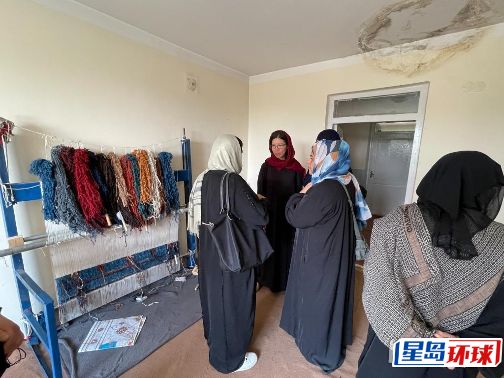 程德君与阿富汗的救援人员交流。 程德君与阿富汗的救援人员交流。