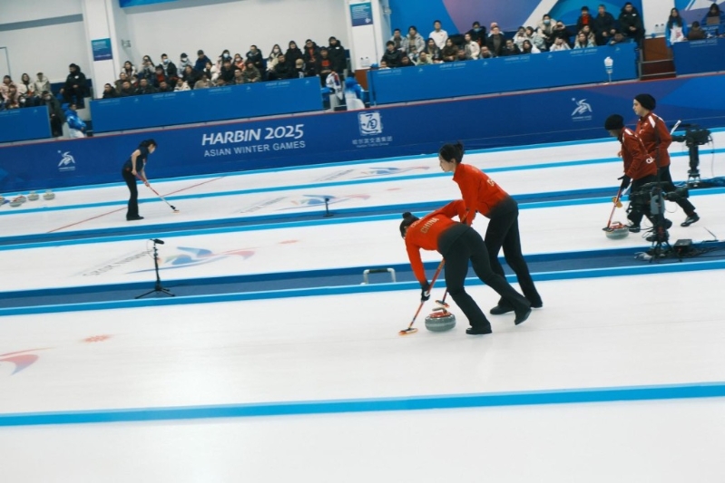 李家超觀看國家隊和港隊出戰冰壺女子循環賽的賽事。李家超FB