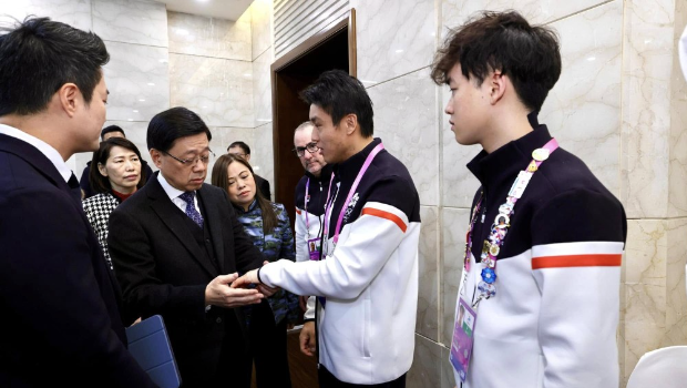 李家超探望遇袭受伤的球员。(李家超fb图片) 李家超探望遇袭受伤的球员。(李家超fb图片)