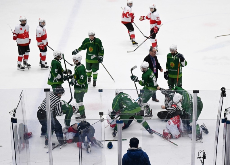 香港冰球队在亚冬会比赛中与土库曼斯坦队（绿衣）爆肢体冲突。 新华社记者 李紫恒 摄2