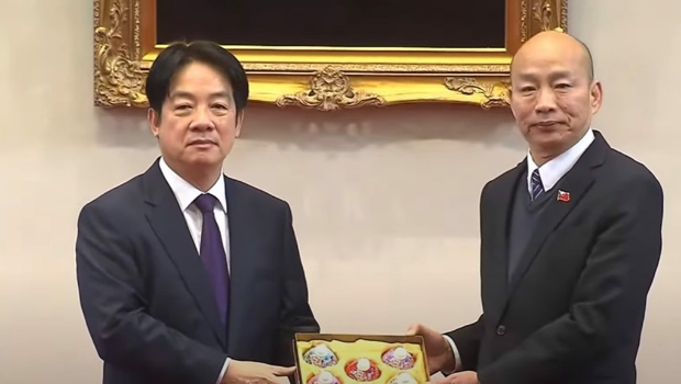 赖清德（左）赠“五院”院长“花开富贵五福临门”红花响杯五入礼盒，右为“立法院长”韩国瑜。