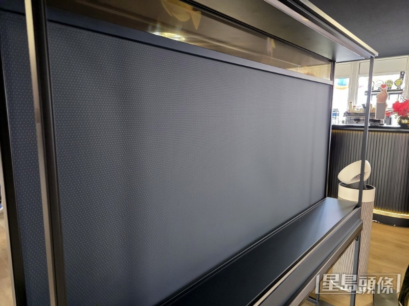 屏幕背面可升起黑幕，令画面变成不透明。