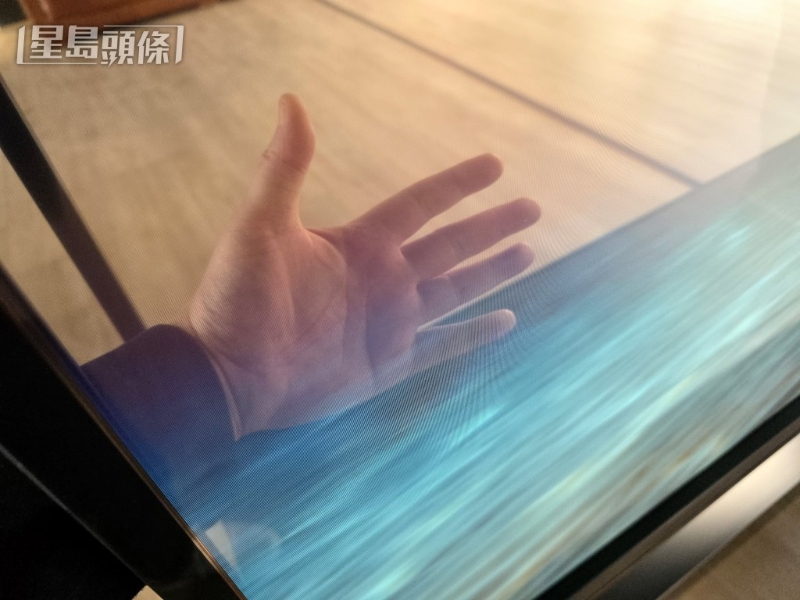 屏幕透明度为43%，可清楚看到电视后方环境。