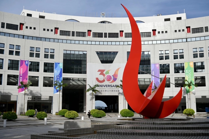 政府面临千亿财赤,将削减资助大学拨款。 政府面临千亿财赤,将削减资助大学拨款。