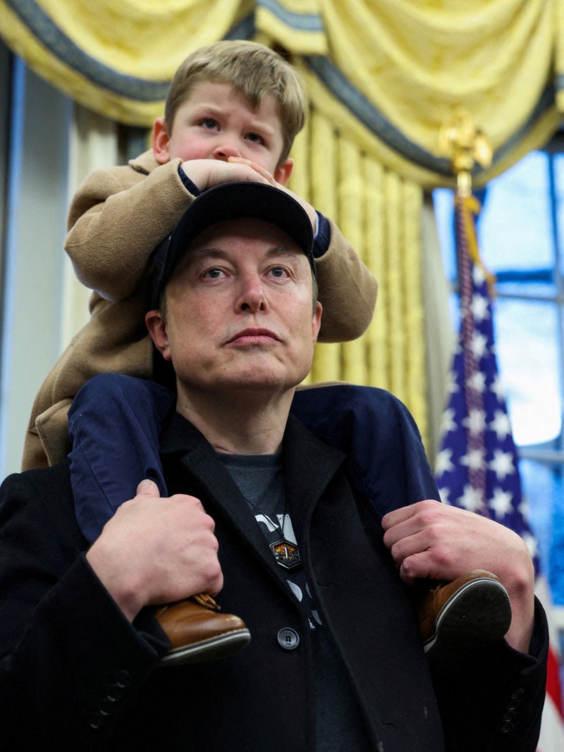 马斯克携儿子现身白宫椭圆形办公室。(路透社)