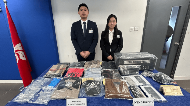 警方破获一个针对网购的“弹票党”诈骗集团,拘捕10名男女。 警方破获一个针对网购的“弹票党”诈骗集团,拘捕10名男女。