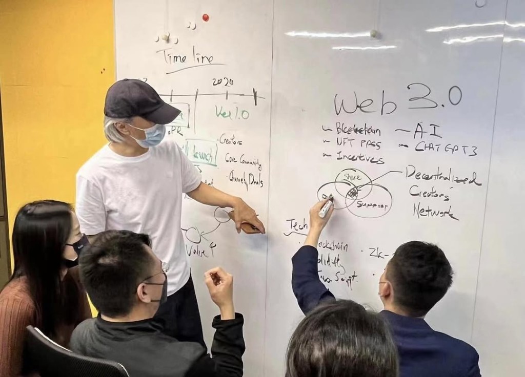 周星驰近年在社交媒体与网民互动,又踩入Web3界。 周星驰近年在社交媒体与网民互动,又踩入Web3界。