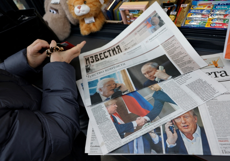 俄罗斯首都莫斯科街头报摊13日摆满多家纸媒,头版均为川普与普丁通话的报导。(路透) 俄罗斯首都莫斯科街头报摊13日摆满多家纸媒,头版均为川普与普丁通话的报导。(路透)