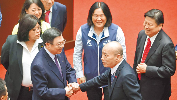 卓荣泰(左二)与韩国瑜(右二) 卓荣泰(左二)与韩国瑜(右二)