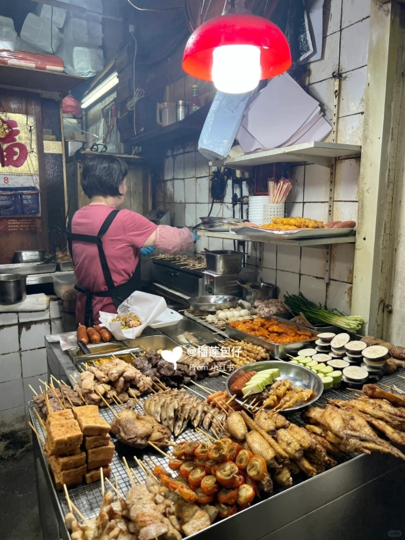 庙街小食主打港式串烧及小食，如鸡肾、猪颈肉、羊肉、鸡全翼、牛丸、龙虾丸、红肠等。 （图片来源：小红书@榴莲包仔）