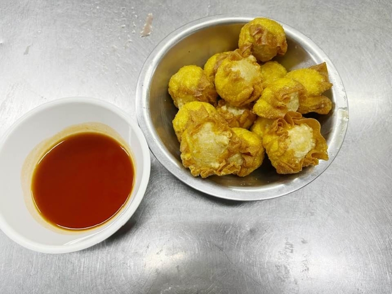 鱼蛋烧卖是驰名的港式怀旧小食,深受本地人及游客欢迎(周记酱料FB) 鱼蛋烧卖是驰名的港式怀旧小食,深受本地人及游客欢迎(周记酱料FB)