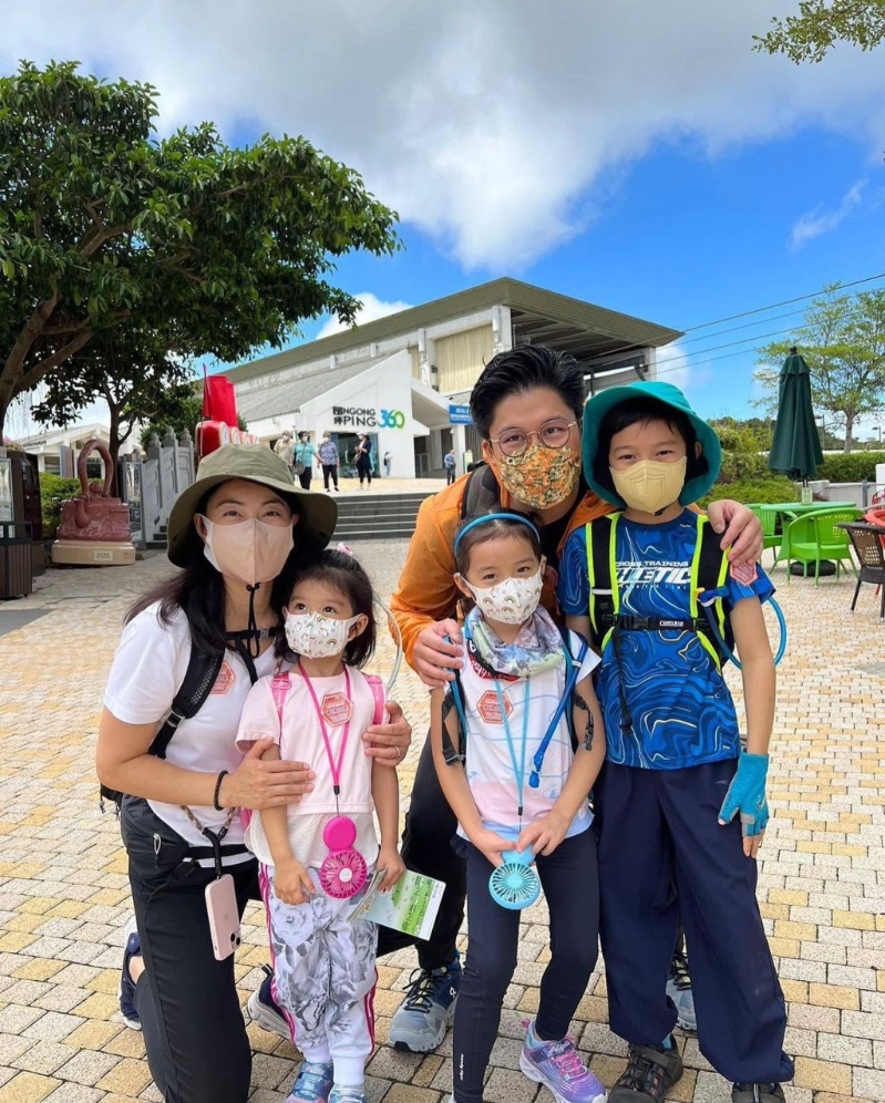 郭晶晶与丈夫霍启刚育有两子一女 郭晶晶与丈夫霍启刚育有两子一女