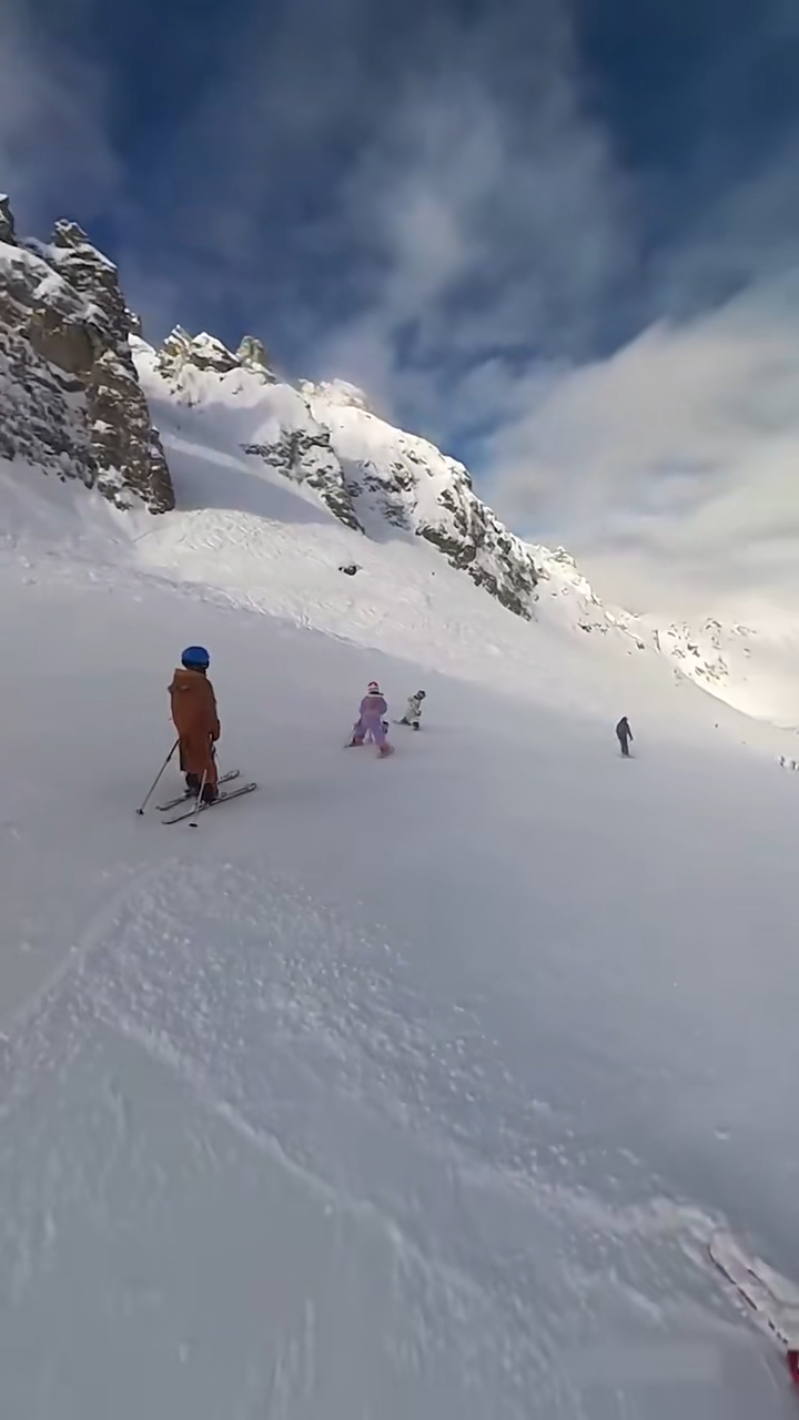 郭晶晶13日在小红书贴出一段影片祝大家元宵节快乐,见到一家五口滑雪的英姿。 郭晶晶13日在小红书贴出一段影片祝大家元宵节快乐,见到一家五口滑雪的英姿。