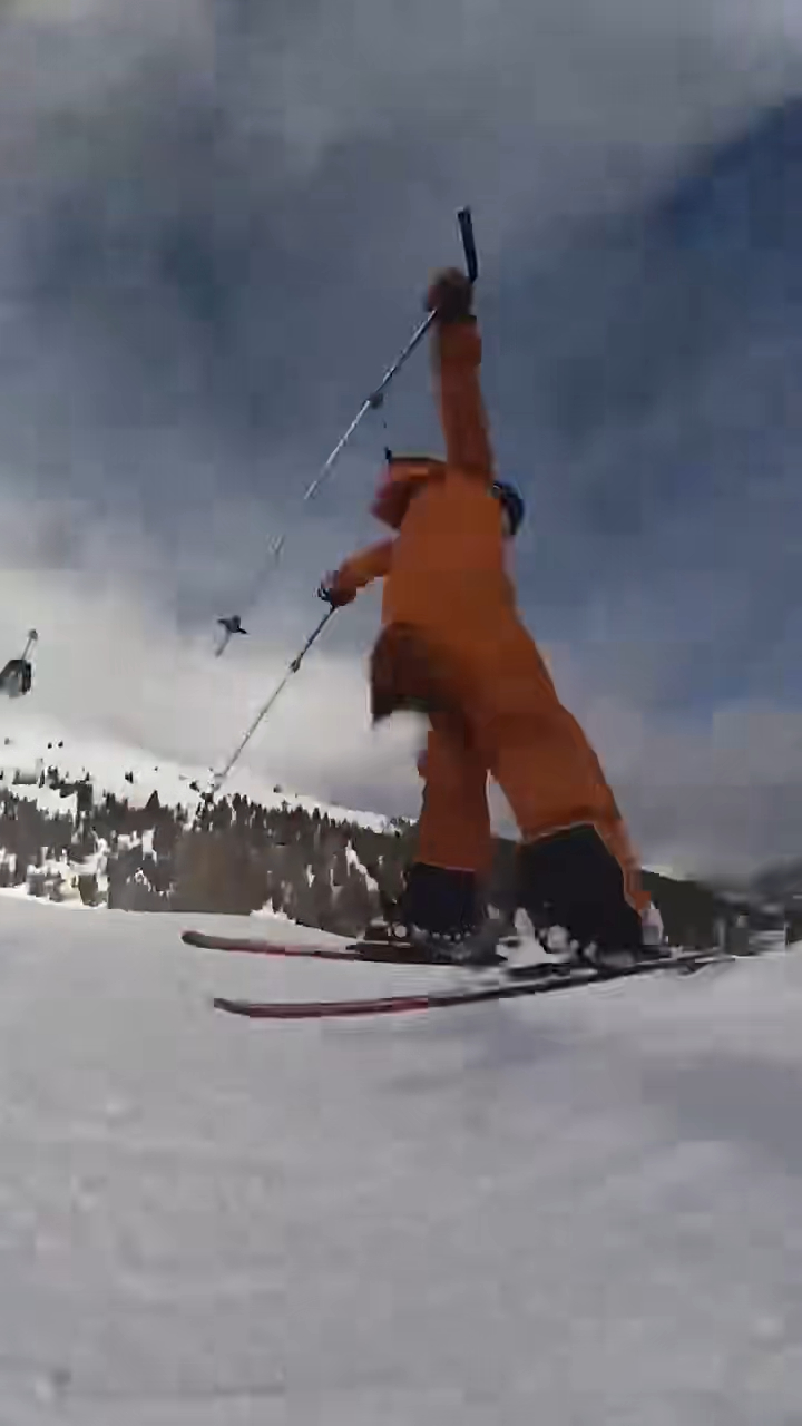 霍中曦做出上坡下坡跳跃动作,身手敏捷矫健。 霍中曦做出上坡下坡跳跃动作,身手敏捷矫健。