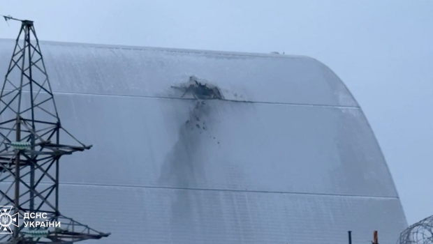 2025年2月14日,切尔诺贝利核电厂受损的第4号反应炉防护罩遭受攻击后的痕迹。 2025年2月14日,切尔诺贝利核电厂受损的第4号反应炉防护罩遭受攻击后的痕迹。