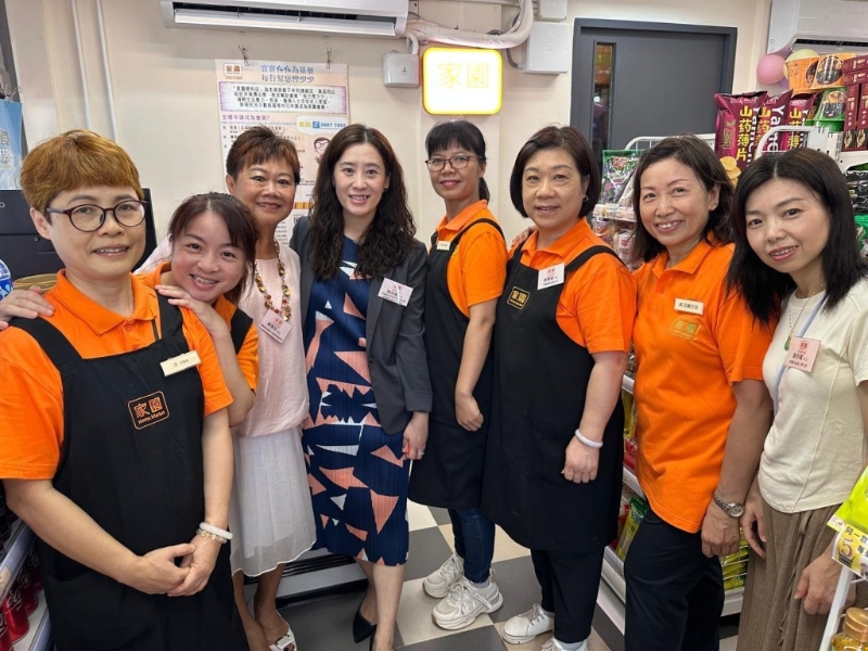 家园便利店董事及总干事郑惠珍(左三)指,便利店目前售卖约3,500种货品,以贴近来货价出售,价格较一般超市和便利店低两成半至三成。 (家园便利店提供) 家园便利店董事及总干事郑惠珍(左三)指,便利店目前售卖约3,500种货品,以贴近来货价出售,价格较一般超市和便利店低两成半至三成。 (家园便利店提供)