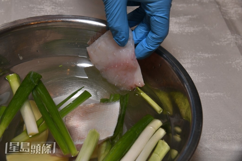 鱼内需要用姜、葱水浸泡。