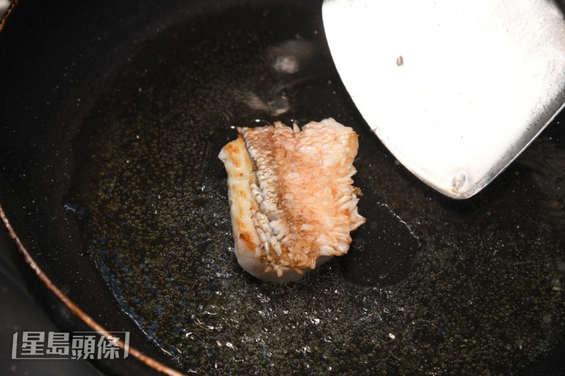 以日式铁板烧的烹法炮制鲷鱼。