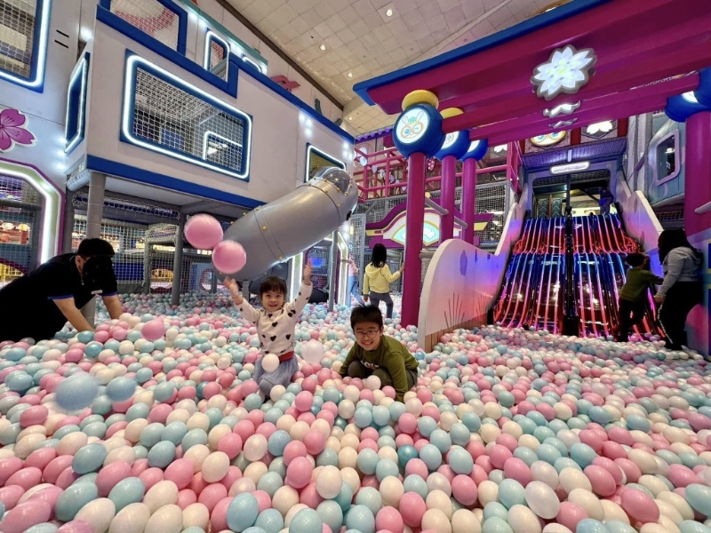 黄埔旗舰店的四层弹跳迷宫面积偌大,锻炼小朋友体能之余,也考验家长体能。 黄埔旗舰店的四层弹跳迷宫面积偌大,锻炼小朋友体能之余,也考验家长体能。