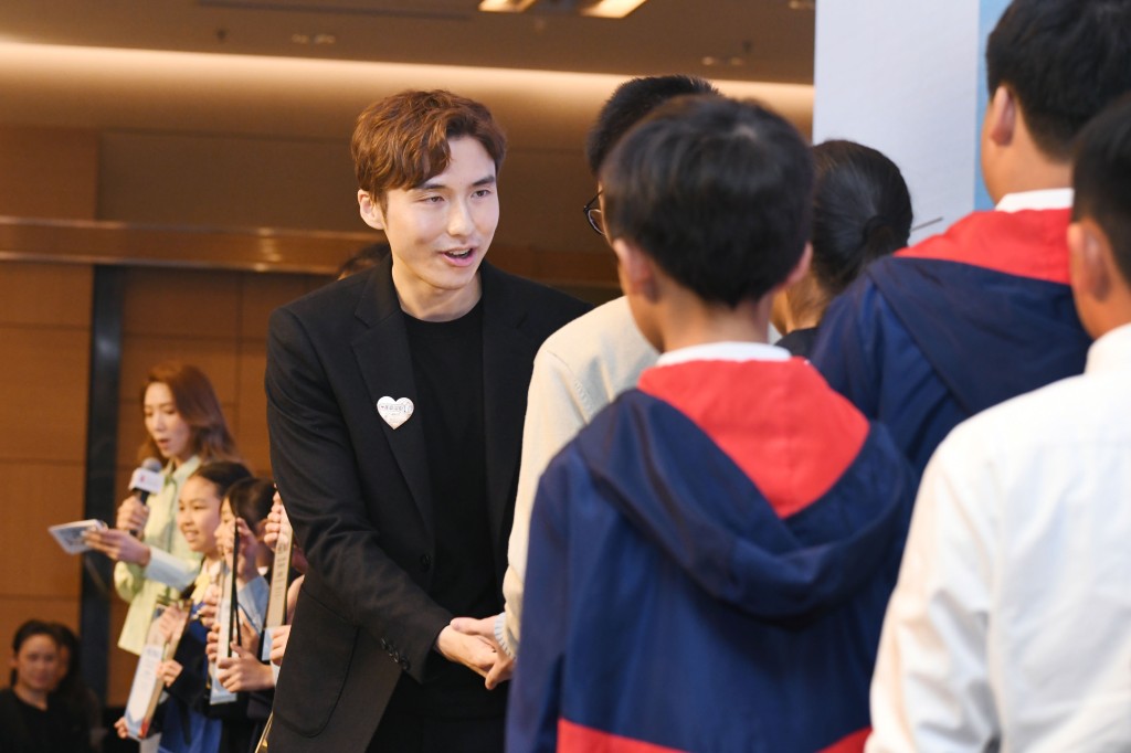 星岛集团主席蔡加讚(左)逐一向上台获嘉许学生握手及颁发奖状。 星岛集团主席蔡加讚(左)逐一向上台获嘉许学生握手及颁发奖状。