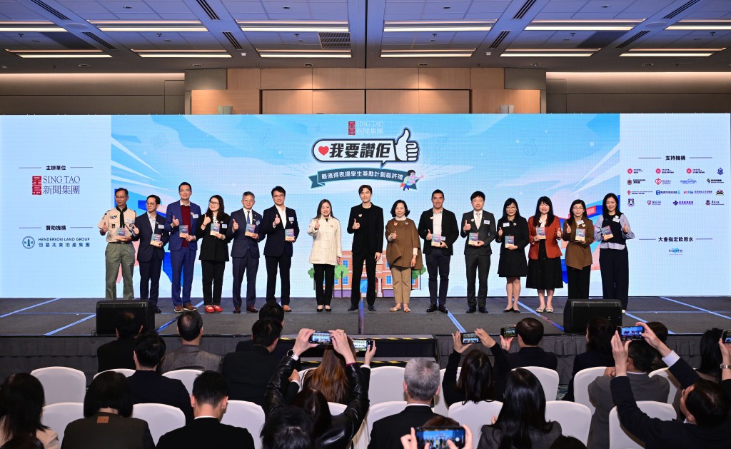 星岛新闻集团主席蔡加讚(中)与一众出席活动的嘉宾合照。 星岛新闻集团主席蔡加讚(中)与一众出席活动的嘉宾合照。