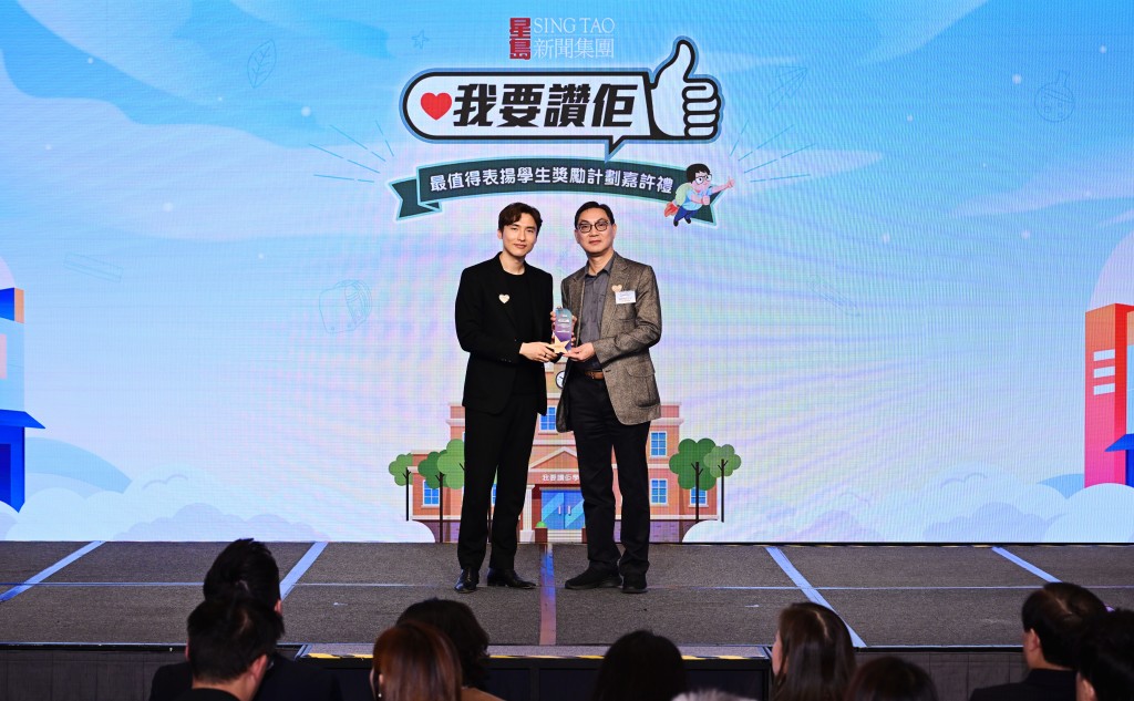 星岛新闻集团主席蔡加讚(左)向支持活动的恒基兆业地产集团执行董事黄浩明颁发感谢状。 星岛新闻集团主席蔡加讚(左)向支持活动的恒基兆业地产集团执行董事黄浩明颁发感谢状。