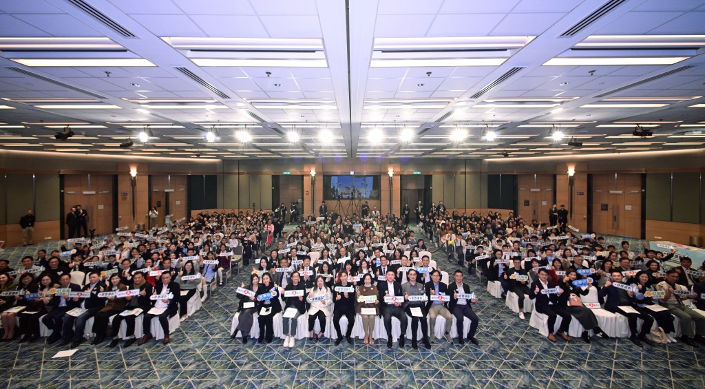 星岛新闻集团去年推出《我要讚佢》项目,其中“最值得表扬学生奖励计划”嘉许礼周六(15日)于湾仔会展举行 星岛新闻集团去年推出《我要讚佢》项目,其中“最值得表扬学生奖励计划”嘉许礼周六(15日)于湾仔会展举行