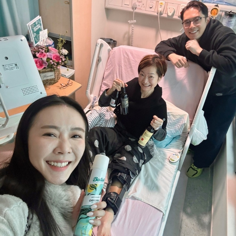 谭玉瑛左脚小腿装上辅助支架。